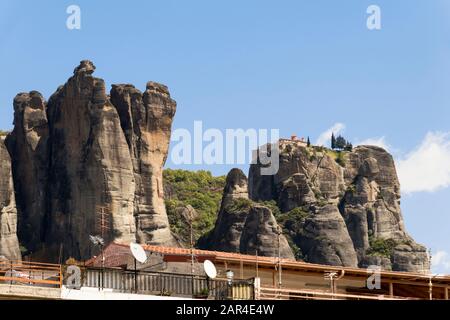 Kalabaka, Grèce. Les roches noires de Meteora de la ville de Kalabaka Banque D'Images
