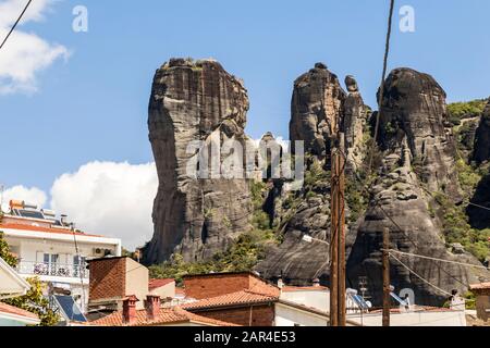 Kalabaka, Grèce. Les roches noires de Meteora de la ville de Kalabaka Banque D'Images