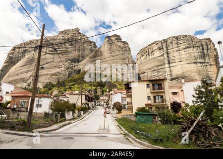 Kalabaka, Grèce. Les roches noires de Meteora de la ville de Kalabaka Banque D'Images