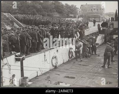 Libération Pays-Bas 1944 À Den Helder, les soldats allemands désarmés sont embarqués dans des bateaux LCT pour Harlingen, d'où le long voyage à la Heimat est fait à pied. Tôt le matin, des milliers de soldats défilent de leurs camps au port pour enfin naviguer, mais pas vers l'Angleterre, mais vers la patrie ruinée. Photo: En grandes lignes, les Allemands attendent leur tour pour pouvoir monter à bord pour la grande tournée Annotation: Voir 900-3315 Date: Juin 1945 lieu: Den Helder, Pays-Bas mots clés: Guerres, guerre Banque D'Images