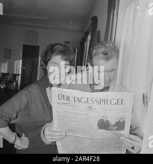 Teddy et Henk Scholten Aller à la télévision allemande Date: 11 décembre 1961 lieu: Allemagne mots clés: Artistes, télévision, chanteurs Nom personnel: Scholten, Henk, Scholten, Teddy Banque D'Images