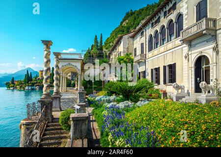 Villa touristique Monastero et jardin ornemental étonnant avec des fleurs colorées dans la station Varenna, lac de Côme, région de Lombardie, Italie, Europe Banque D'Images