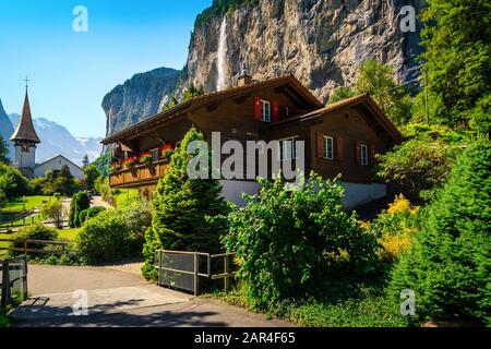 Superbe charmant village alpin avec de hautes chutes d'eau et une église idyllique. Merveilleux voyage et destination touristique, village de Lauterbrunnen avec Staub Banque D'Images