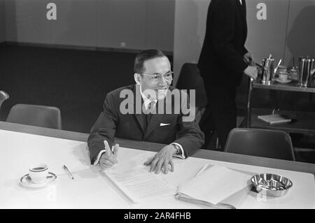 L'Ambassadeur Sud-Vietnamien Pour L'Angleterre Et Les Pays-Bas, Le Ngoc Chan Aux Diplomates De Schiphol Date : 11 Juillet 1969 Lieu : Noord-Holland, Schiphol Mots Clés : Diplomates Nom Personnel : Le Ngoc Chan Banque D'Images