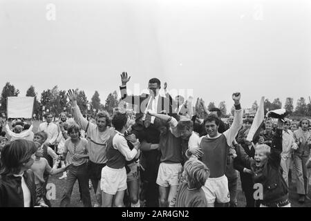 Volewijckers contre AGOVV 3-0, Volewijckers champion tweed division Par la victoire, Les Volewijckers sont champion de la deuxième division; Le Volewijckers entraîneur Jany van der Veen sur les épaules Date: 6 juin 1971 lieu: Amsterdam, Noord-Holland Instituteurs: Champions, sports, supporters, entraîneurs, footballeurs, nom personnel: Volewijckers Banque D'Images