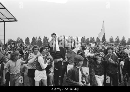 Volewijckers contre AGOVV 3-0, Volewijckers champion tweed division Par la victoire, Les Volewijckers sont champion de la deuxième division; Le Volewijckers entraîneur Jany van der Veen sur les épaules Date: 6 juin 1971 lieu: Amsterdam, Noord-Holland Instituteurs: Champions, sports, supporters, entraîneurs, footballeurs, nom personnel: Volewijckers Banque D'Images