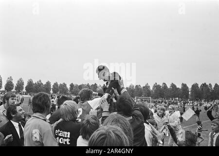 Volewijckers contre AGOVV 3-0, Volewijckers champion tweed division Par la victoire, Les Volewijckers sont champion de la deuxième division; Le Volewijckers entraîneur Jany van der Veen sur les épaules Date: 6 juin 1971 lieu: Amsterdam, Noord-Holland Instituteurs: Champions, sports, supporters, entraîneurs, footballeurs, nom personnel: Volewijckers Banque D'Images