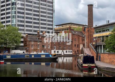 BIRMINGHAM, Royaume-Uni - 28 MAI 2019 : les barques à la ligne sur le canal de Brindley place sont entourées d'un bâtiment victorien restauré et de bureaux modernes Banque D'Images