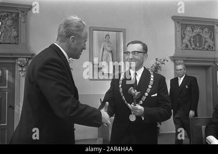 Le Dr L. de Gou a été installé en tant que maire de Haarlem: Dr. De Gou avec marteau Date: 20 août 1969 lieu: Haarlem Nom personnel: Dr. L. de Gou Banque D'Images