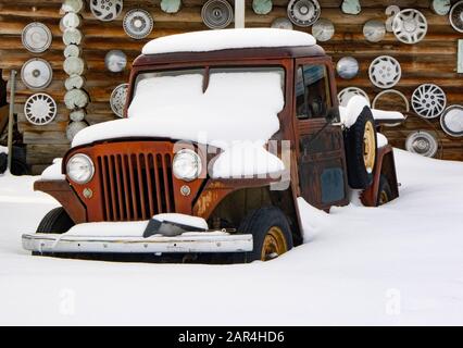 Un camion de jeep Willys de 1948 recouvert de neige sur une ferme, à Beavertail, au Montana. Banque D'Images