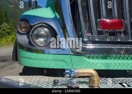Raccord de flexible à l'avant d'un camion de pompiers vert Banque D'Images