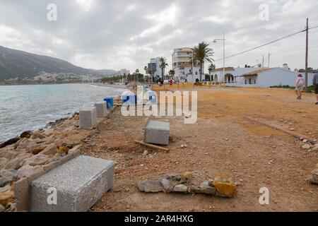 Costa Blanca, Espagne, 24 Janvier 2020. Des dégâts de tempête le long de la route entre Altea et Albir après la tempête Gloria a frappé la côte dans la province d'Alicante. Le sable, les pierres, les cailloux et d'autres débris sont lavés sur la promenade et la route. Banque D'Images