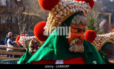 Elzach, Allemagne, 25 février 2017, gros plan d'un masque facial et costume de personnes célébrant le carnaval dans le village de la forêt noire Banque D'Images