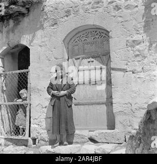 Israël 1948-1949: Peki'in Drusian femme et enfant par une porte décorée de sculptures en bois Date: 1948 lieu: Galilée, Israël, Peki'in mots clés: Portes, sculptures, enfants, femmes Banque D'Images