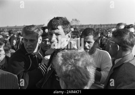 Match de football Elinkwijk - DWS à Utrecht: 1-0 un certain nombre de footballeurs entourés par le public Date: 10 octobre 1965 lieu: Utrecht (Prov), Utrecht (ville) mots clés: Sport, football Banque D'Images