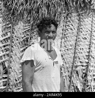 Voyage au Suriname et aux Antilles néerlandaises un Indien Arawak à Pierrekondre au Suriname Date : 1947 lieu : Pierrekondre, Suriname mots clés : Indiens, Indiens Banque D'Images