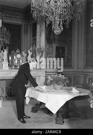 Famille royale Belgique UN majordome couvre une table dans un palais. Date: 1934 lieu: Belgique, Bruxelles mots clés: Palais, tableaux Banque D'Images