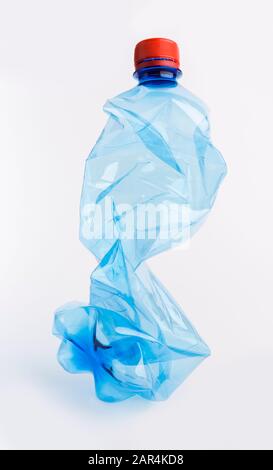 Flacon en plastique bleu écrasé sur fond blanc Banque D'Images