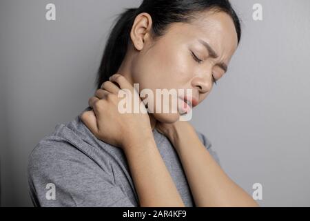 Femme avec douleur dans le cou. Concept femme souffrant de douleur dans le cou. Banque D'Images