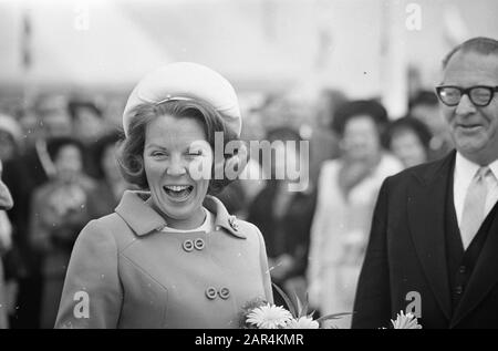 Princesse Beatrix et prince Claus mettent le Willem-Alexanderhaven à Roermond en usage UNE princesse souriante Beatrix Date: 16 juin 1967 lieu: Limbourg, Roermond mots clés: Ports, ouvertures, princesses Nom personnel: Beatrix, princesse, Claus, prince Banque D'Images