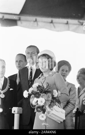 Princesse Beatrix et prince Claus mettent le Willem-Alexanderhaven à Roermond en usage UNE princesse souriante Beatrix Date: 16 juin 1967 lieu: Limbourg, Roermond mots clés: Ports, ouvertures, princes, princesses Nom personnel: Beatrix, princesse, Claus, prince Banque D'Images