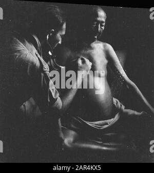 Garoet. Actions de purification environnement Tjibatoe et Wanaradja un médecin militaire enquête sur un homme âgé Date : 15 octobre 1947 lieu : Indonésie, Java, Antilles néerlandaises Banque D'Images