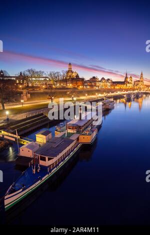 Dresde, Allemagne. Image de Dresde, Allemagne avec la Frauenkirche de Dresde et la cathédrale de Dresde au beau coucher du soleil. Banque D'Images