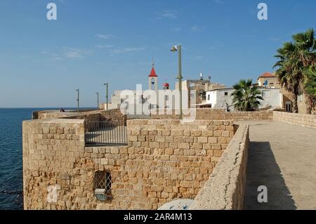 Église de Saint Jean et mur de la vieille ville, Acco, Israël Banque D'Images