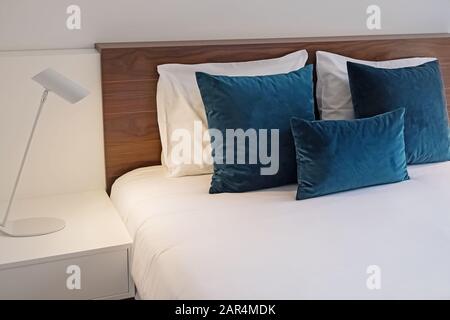 Chambre moderne et propre minimaliste avec murs blancs Banque D'Images