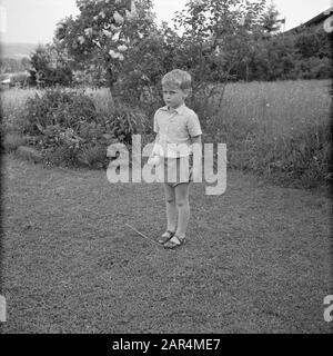 Visite à Icking UN fils Kreisselmeier dans le jardin Date: Mai 1964 lieu: Bavière, Allemagne mots clés: Garçons, jardins Banque D'Images