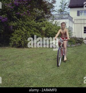 Visite à Icking UN fils Kreisselmeier avec son vélo Date: Mai 1964 lieu: Bavière, Allemagne mots clés: Bicyclettes, garçons, jardins Banque D'Images