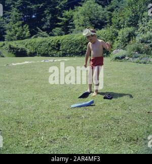 Visite à Icking UN fils Kreisselmeier avec son masque Date: Mai 1964 lieu: Bavière, Allemagne mots clés: Garçons, jardins Banque D'Images