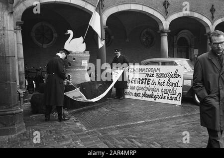 La question de la première chambre Zhammerdam a été traitée. Le service des incendies lors de l'élimination des panneaux et du symbole de la municipalité Date : le 8 octobre 1963 mots clés : signes, INCENDIE, symboles Banque D'Images