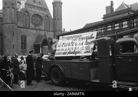 La question de la première chambre Zhammerdam a été traitée. Le service des incendies lors de l'élimination des panneaux et du symbole de la municipalité Date : le 8 octobre 1963 mots clés : signes, INCENDIE, symboles Banque D'Images