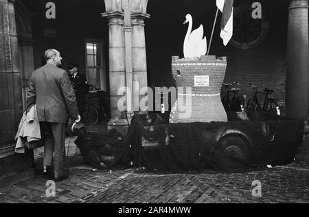 La question de la première chambre Zhammerdam a été traitée. Le service des incendies lors de l'élimination des panneaux et du symbole de la municipalité Date : le 8 octobre 1963 mots clés : signes, INCENDIE, symboles Banque D'Images