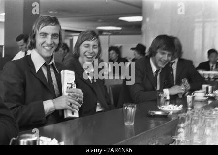 Elftal Ajax part à Dresde (Allemagne de l'est), Schiphol Date : 27 septembre 1971 mots clés : équipes, sports, football Nom de l'institution : AJAX Banque D'Images