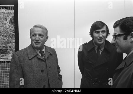 Elftal Ajax part à Dresde (Allemagne de l'est), Schiphol, (l) entraîneur Kovacs et (r) S. Swart Date: 27 septembre 1971 mots clés: Équipes, sports, entraîneurs, football Nom personnel: Swart, Sjaak Banque D'Images