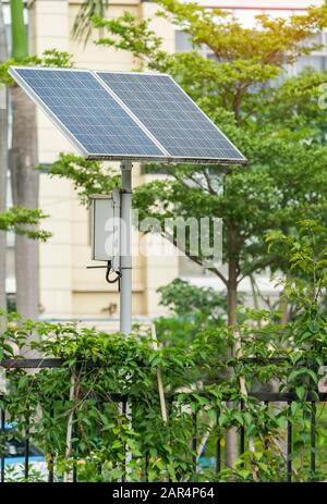 Lampadaire de rue avec de l'énergie solaire Banque D'Images