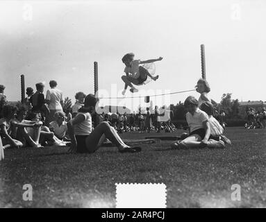 Journée des sports scolaires à Amsterdam. Course à pied et saut long Date: 9 juin 1953 lieu: Amsterdam, Noord-Holland mots clés: Journées de sports scolaires Banque D'Images