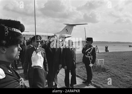 Visite de deux jours du Premier ministre polonais Piotr Jaroszewicz à la garde d'honneur des Pays-Bas à l'aéroport Date: 14 mars 1977 lieu: La Haye, Hollande-Méridionale mots clés: Ministre-présidents, visites d'État, aéroports Nom personnel: Jaroszewicz, Piotr, Uyl, Joop den Banque D'Images