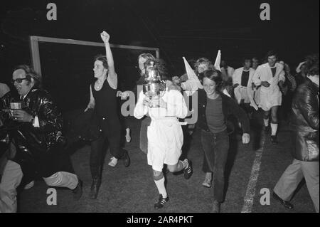 AJAX contre Sparta 2-1 coupe finale ronde honorifique après le match Date: 19 mai 1971 lieu: Amsterdam, Noord-Holland mots clés: Sport, supporters, football, football joueurs de football Nom de l'institution: AJAX, Sparta Banque D'Images