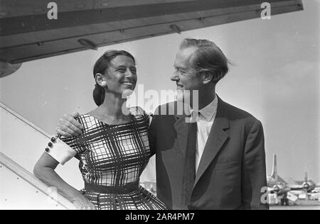 Erik de Vries (réalisateur de télévision) par invitation le gouvernement américain est parti en Amérique. Adieu à sa femme Date: 1 août 1963 lieu: Amérique mots clés: Directeurs Nom personnel: Eric de Vries Banque D'Images