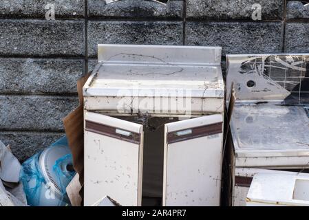 Ancienne cuisine équipée d'armoires jetées sur le site de vidage. Banque D'Images