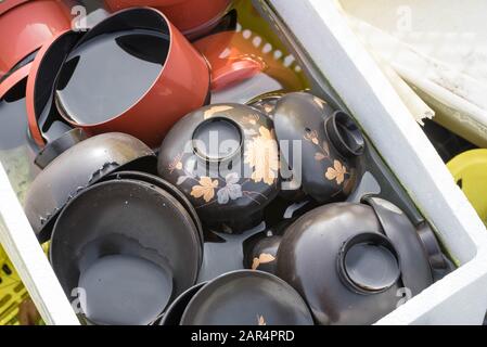 Vieux et jeté ensemble de petits bols de chine à la décharge de déchets. Banque D'Images