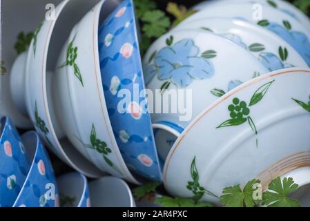 Vieux et jeté ensemble de petits bols de chine à la décharge de déchets. Banque D'Images