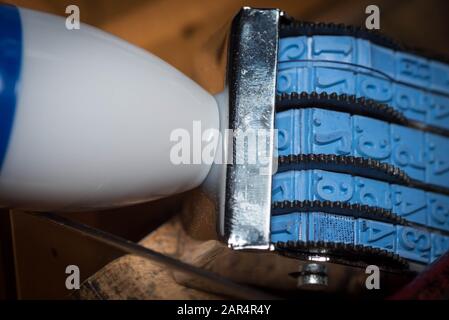 Un tampon de date en caoutchouc bleu. Gros plan sur la macro. Banque D'Images