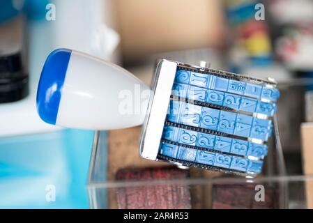 Un tampon de date en caoutchouc bleu. Gros plan sur la macro. Banque D'Images