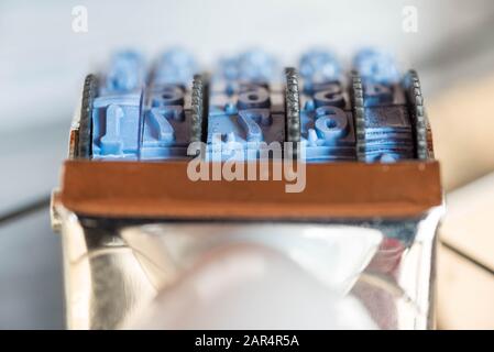 Un tampon de date en caoutchouc bleu. Gros plan sur la macro. Banque D'Images