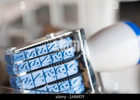 Un tampon de date en caoutchouc bleu. Gros plan sur la macro. Banque D'Images