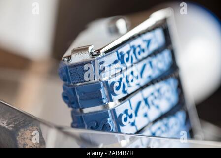 Un tampon de date en caoutchouc bleu. Gros plan sur la macro. Banque D'Images